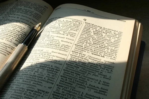 Ανοιχτό Λεξικό Βιβλίο Στυλό — Φωτογραφία Αρχείου