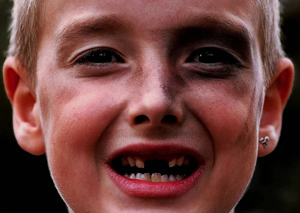 Χαριτωμένο Πορτρέτο Του Παιδιού Ευτυχισμένη Παιδική Ηλικία Έννοια — Φωτογραφία Αρχείου