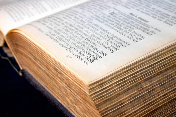 Livro Velho Com Uma Bíblia — Fotografia de Stock