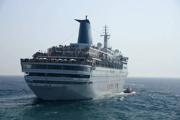 Statek Wycieczkowy Pobliżu Pireusu — Zdjęcie stockowe