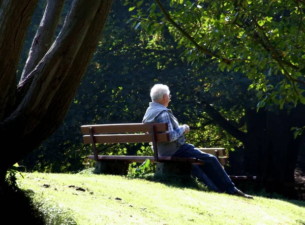 Entspannung Auf Der Bank — Stockfoto