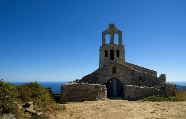 Iglesia Olvidada Con Techo Piedra Fortificaciones Arruinadas Sobre Famoso Monasterio —  Fotos de Stock