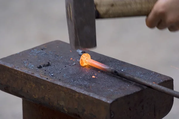 Primer Plano Mano Herrero Sosteniendo Martillo — Foto de Stock