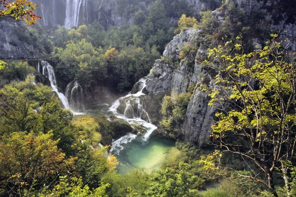 Malerischer Blick Auf Majestätische Landschaft Mit Wasserfall — Stockfoto