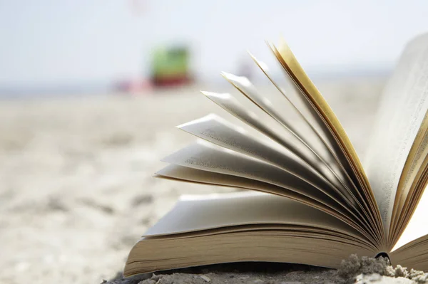 Libro Abierto Playa —  Fotos de Stock