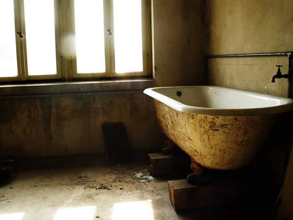 Старая Грязная Ванная Комната Небольшой Ванной — стоковое фото