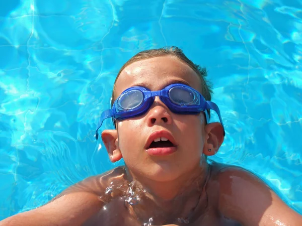 Havuzda Gözlüklü Çocuk — Stok fotoğraf