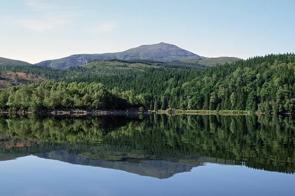 Loch Garry Wasserspiegelung Schottland — Stockfoto