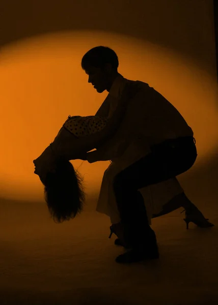남녀가 춤추는 실루엣 — 스톡 사진