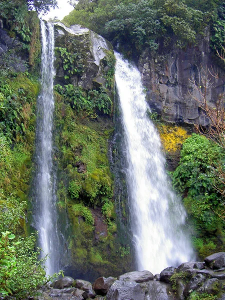 Bela Cachoeira Fundo Natureza — Fotografia de Stock