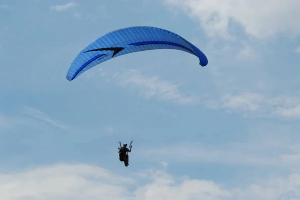 Gleitschirmfliegen Ist Der Freizeit Und Leistungssport — Stockfoto