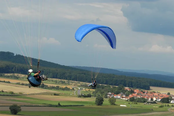 Gleitschirmfliegen Ist Der Freizeit Und Leistungssport — Stockfoto