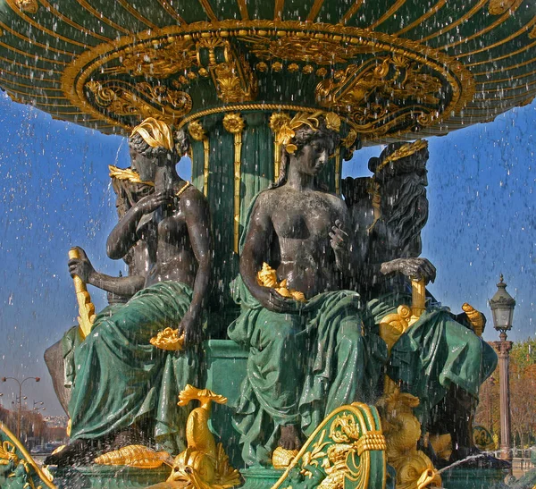 Beautiful Fountain Golden Green Elemnts — Stock Photo, Image