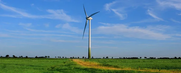 Malerischer Blick Auf Die Landschaft Mit Windmühlenbau — Stockfoto