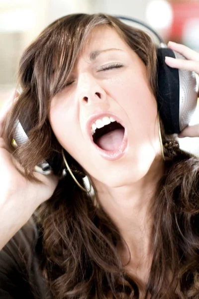 Vrouw Die Naar Muziek Luistert — Stockfoto