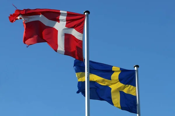 Bandera Noruega Sueca Sobre Fondo Del Cielo Azul — Foto de Stock