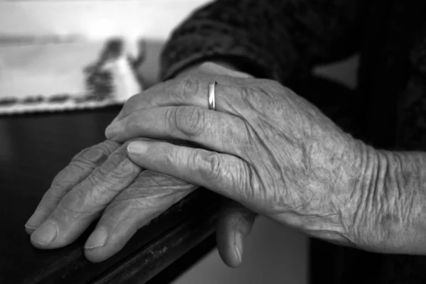 Крупный План Пожилой Женщины Держащейся Руки — стоковое фото