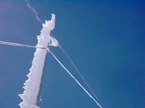Sneeuw Bedekt Met Blauwe Lucht — Stockfoto