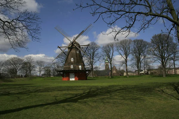 Malerischer Blick Auf Die Landschaft Mit Windmühlenbau — Stockfoto