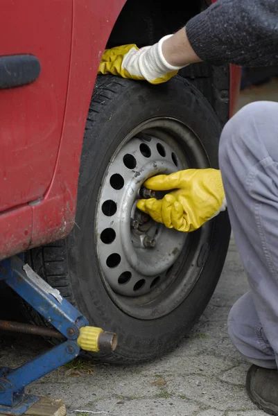 Hombre Reparación Neumáticos Coche — Foto de Stock