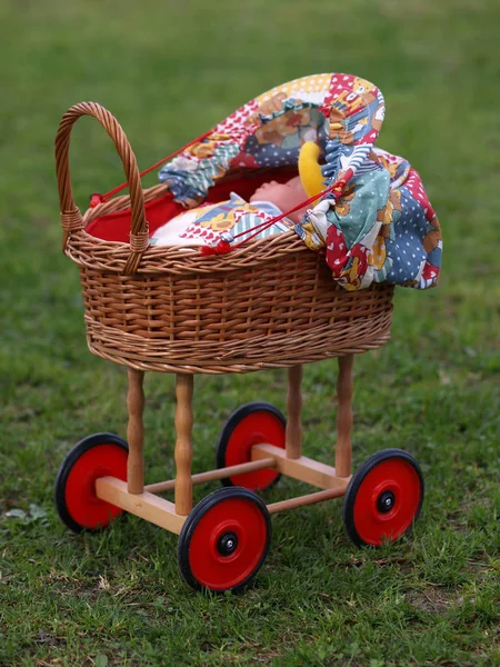 Korb Mit Einem Spielzeugwagen Auf Dem Rasen — Stockfoto