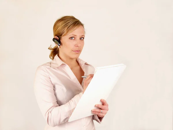 Junge Frau Mit Tablet Auf Weißem Hintergrund — Stockfoto