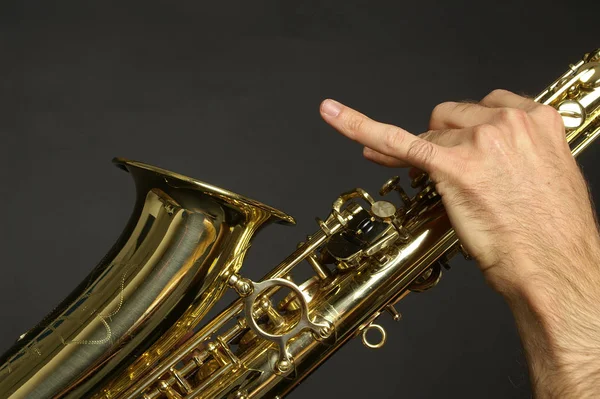 Close Jogador Saxofone Terno Preto Com Uma Mão Fundo Escuro — Fotografia de Stock