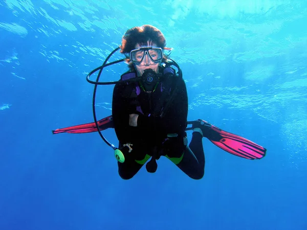 Tiro Subaquático Uma Jovem Mulher Snorkeling Mar Azul — Fotografia de Stock