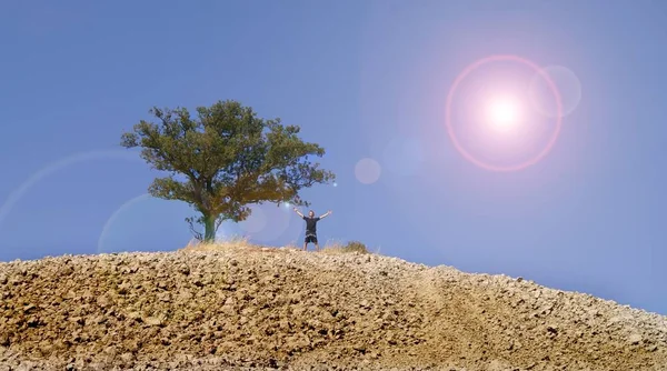 Çölde Sırt Çantası Çadırı Olan Bir Adam — Stok fotoğraf