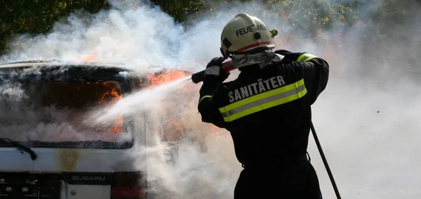 火事と一体化した消防士 — ストック写真