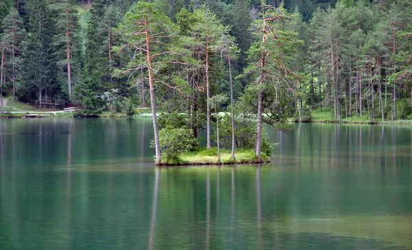 夏の時間に美しい湖 — ストック写真