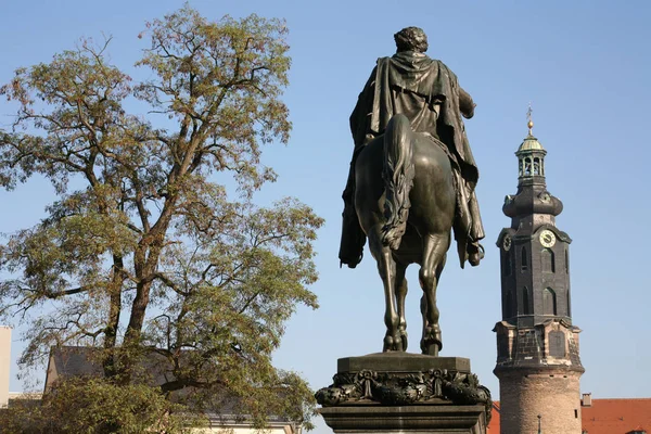 Posąg Jeździecki Placu Republikańskim Weimarze Tle Wieża Pałacu Królewskiego — Zdjęcie stockowe