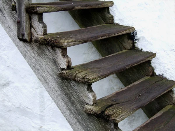 Oude Trap Voor Witte Huismuur — Stockfoto