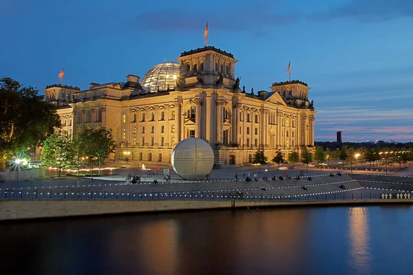 의회는 베를린에 역사적 건물이다 — 스톡 사진