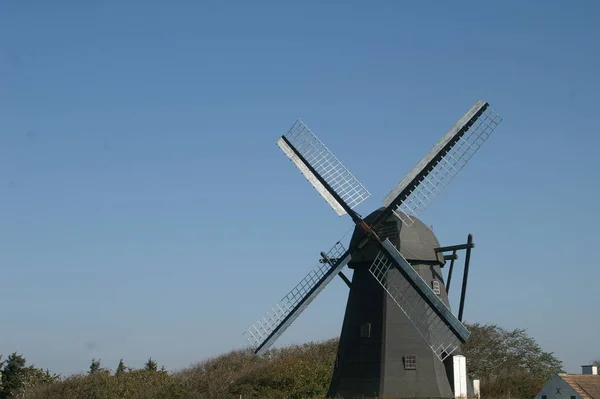 Windmühle Vor Blauem Himmel — Stockfoto
