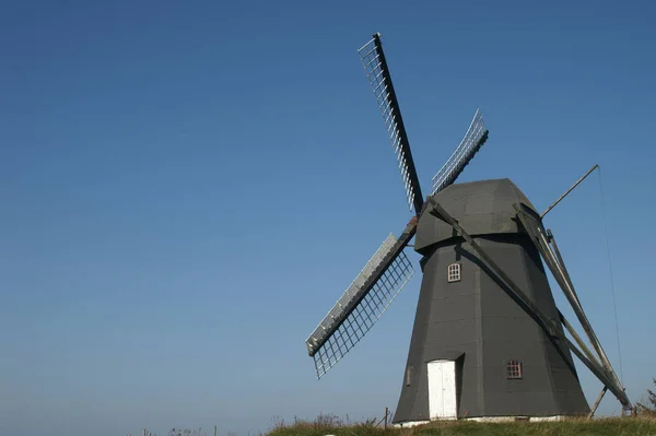 Windmühle Gegen Blauen Himmel — Stockfoto