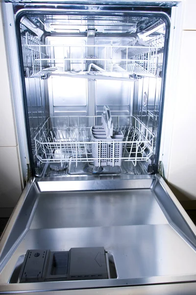 Посудомоечная Машина Открытым Холодильником — стоковое фото