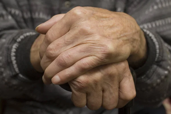 Nahaufnahme Von Händen Die Ein Altes Holzrad Halten — Stockfoto