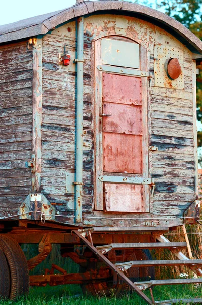 Alte Holztür Mit Einem Haus — Stockfoto