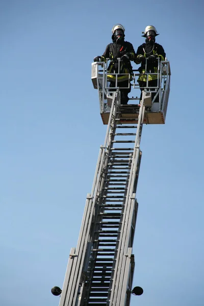 Bombeiros Com Aparelho Respiratório Exercício Treinamento — Fotografia de Stock