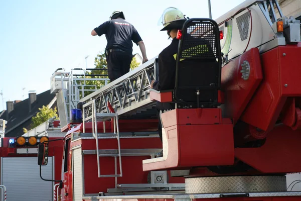 Vigili Del Fuoco Azione Sul Tetto Una Grande Fabbrica — Foto Stock