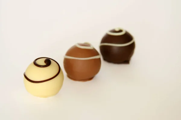 Schokolade Einer Reihe Auf Weißem Hintergrund — Stockfoto