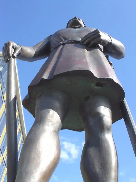 ノルウェーの像がトロンドハイムの港にある移民のバイキング レイフ エリクソンの特別なショット — ストック写真