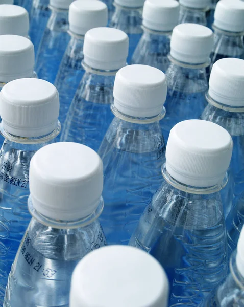 Botellas Plástico Vaso Agua Sobre Fondo Azul — Foto de Stock