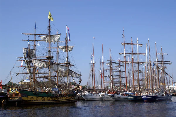 Offshoredelen Mot Den Imponerande Mastskogen Hamnstaden Rostock Hanse Segel 2006 — Stockfoto