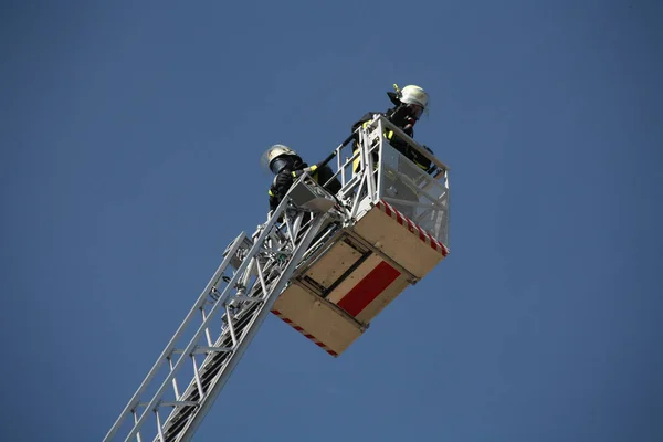 Brandmän Med Andningsapparat Vid Övning — Stockfoto