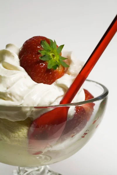 玻璃杯中的草莓冰淇淋 — 图库照片