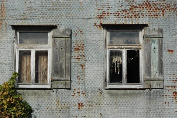 Ventana Vieja Con Ventanas Plantas —  Fotos de Stock