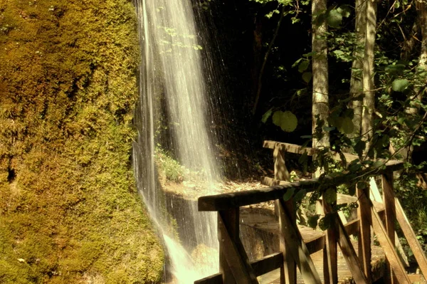 自然の滝川の水の流れ — ストック写真