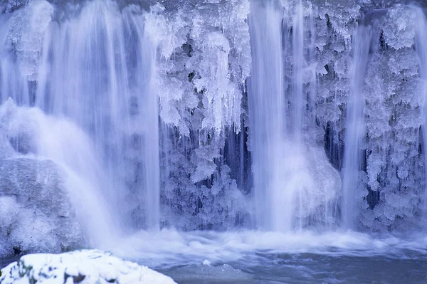 Bella Cascata Sullo Sfondo Della Natura — Foto Stock